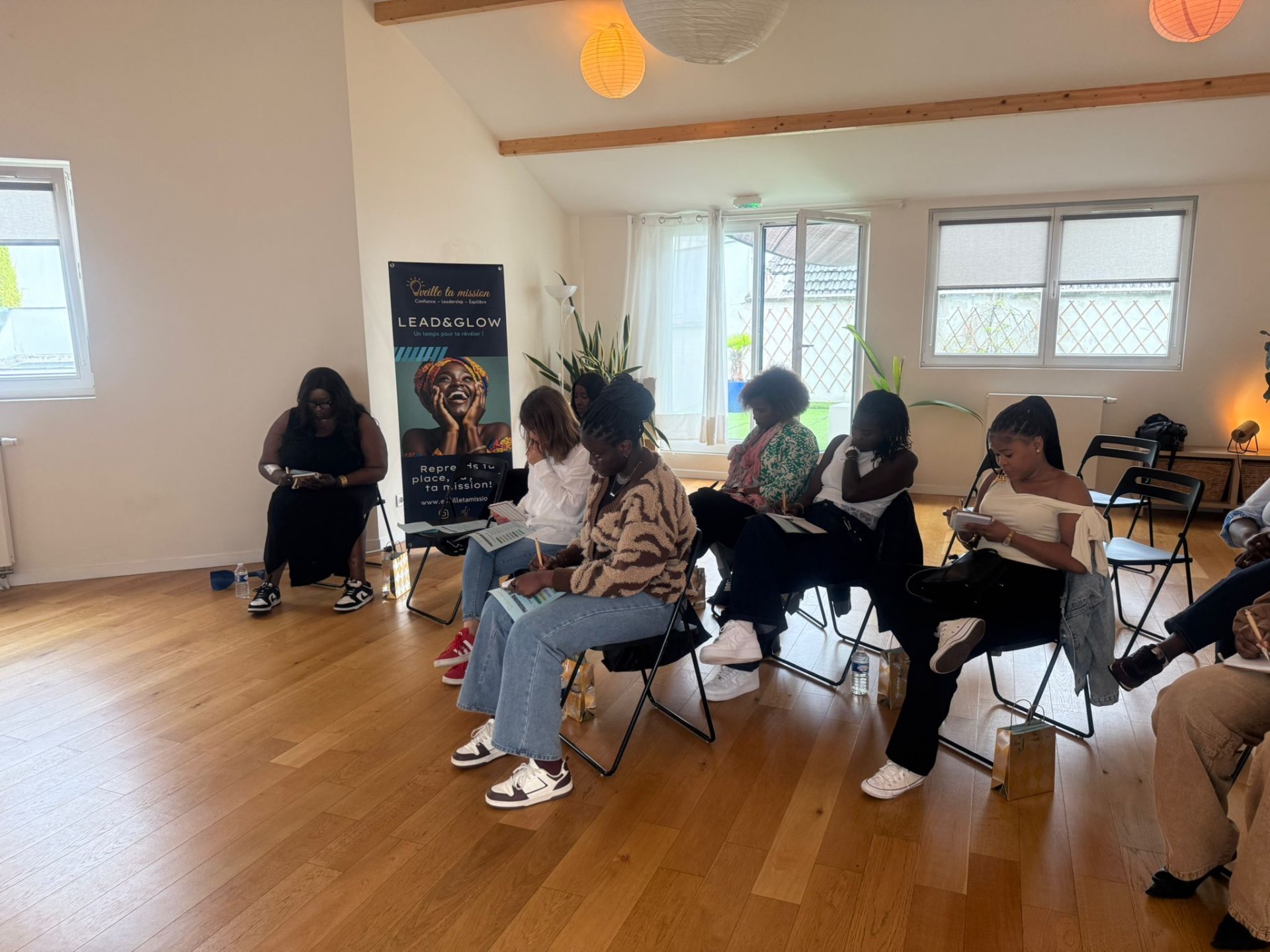 Groupe de participantes lors d'un événement Lead & Glow